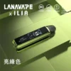 【買1贈煙油】LANA / ILIA-JETMAX 聯名 側注油小煙主機套裝｜1.47吋彩色大螢幕＋1200mAh 續航，通用小煙煙油